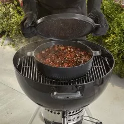 Gryte 2-i-1 Weber Duo - Ø39 Cm, Svart 7 Gryte 2-i-1 Weber Duo - Ø39 Cm, Svart -Weber Salgsbutikk 537361 Weber Cast iron Duo miljo2